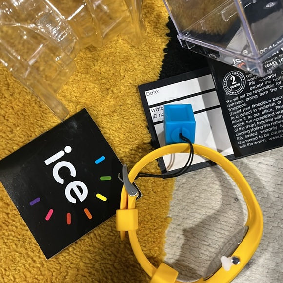 Brand new watch for women elastic rubber one of a kind yellow neon - Picture 9 of 9